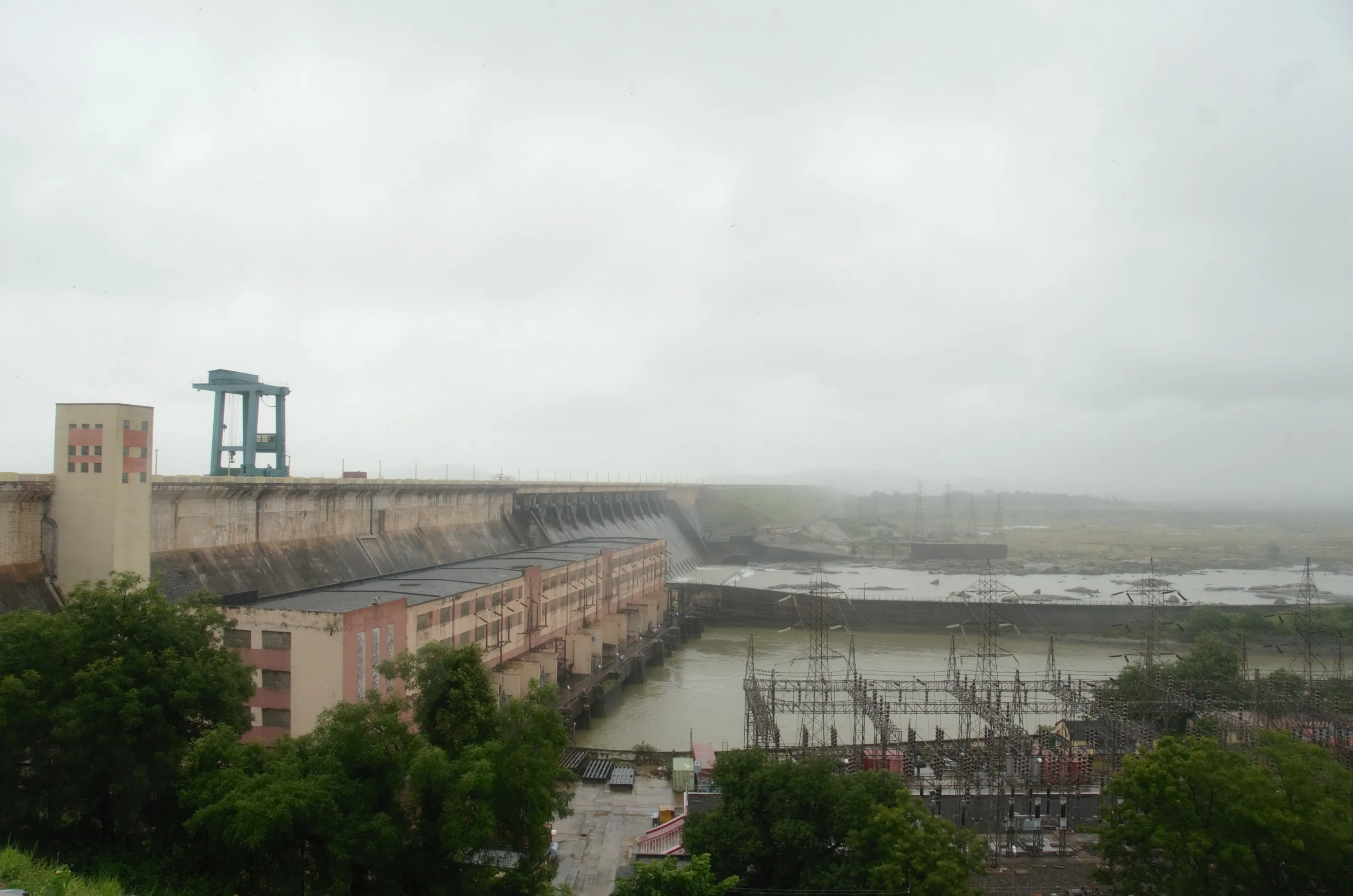 Hirakud Dam Opens 10 More Sluice Gates After Heavy Rain in Mahanadi Catchment