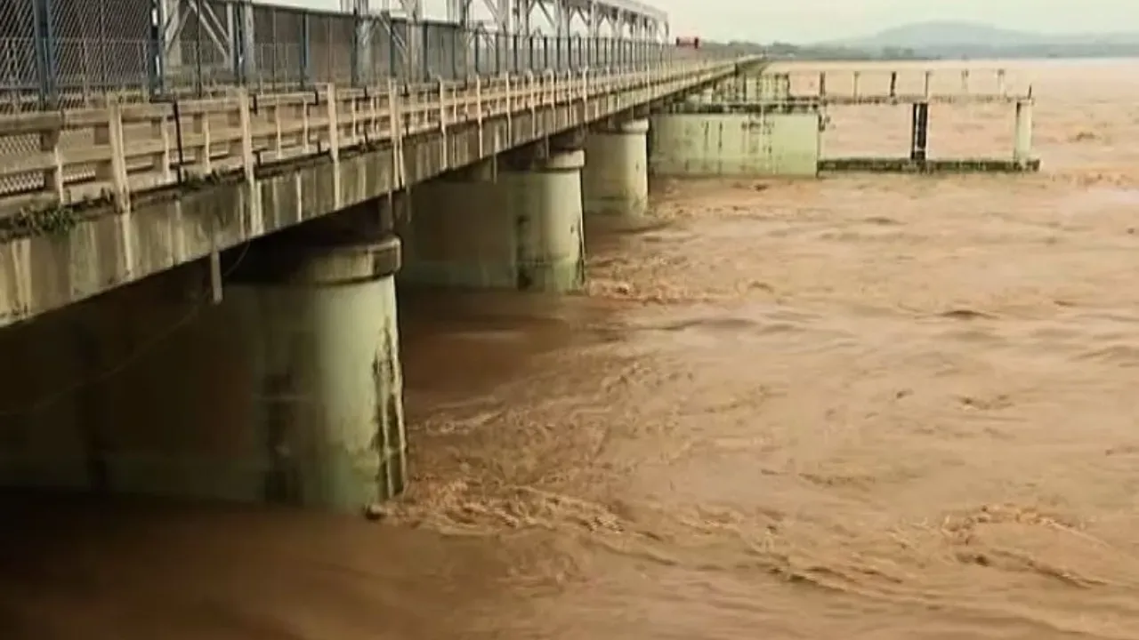 Flood Alert: Mahanadi swells at Mundali after Hirakud water reaches Cuttack