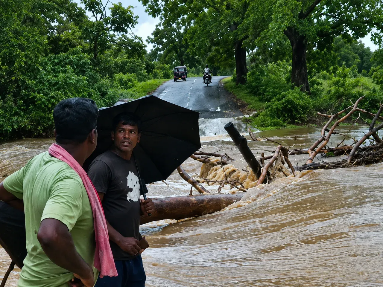 Heavy rain damages Sambalpur bridge, cuts off three villages