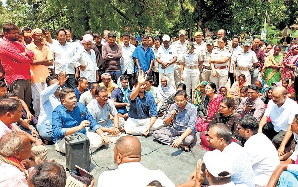 Bargarh villagers block NH-53 demanding storm compensation